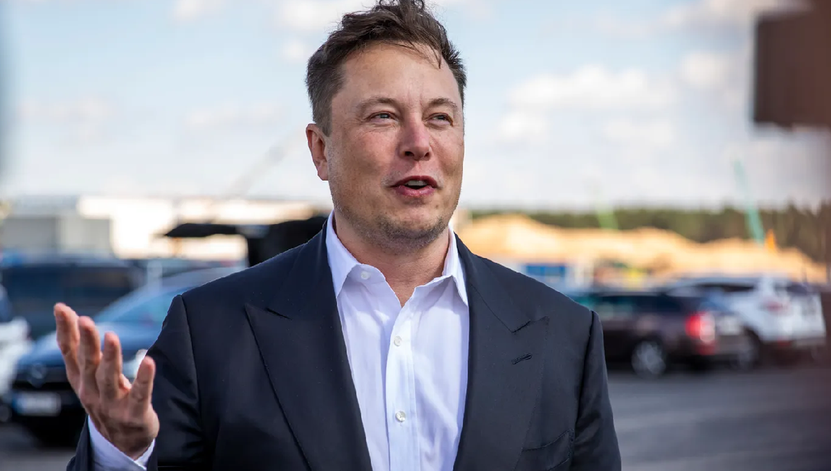 El aumento de su riqueza total se debe a un incremento del 13% en el valor de las acciones de Tesla, despu&eacute;s de que la empresa de veh&iacute;culos el&eacute;ctricos reportara un r&eacute;cord trimestral de ventas.