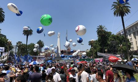 miles de personas celebraron en plaza de mayo la asuncion de fernandez miles de personas celebraron en plaza de mayo la asuncion de fernandez