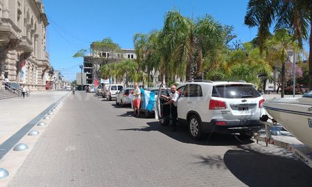 Los trabajadores del sector náutico marcharon hacia Casa de Gobierno, donde entregaron un petitorio. Los trabajadores del sector náutico marcharon hacia Casa de Gobierno, donde entregaron un petitorio.