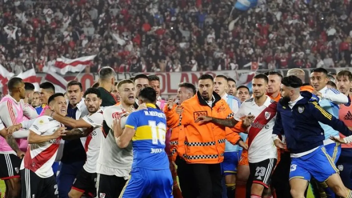 Darío Herrera, el árbitro del encuentro, le mostró la roja a Agustín Palavecino por ser el promotor del conflicto y a Elias Gómez y Ezequiel Centurión, quienes se encontraban en el banco de suplentes.