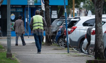 Los diputados integrantes de la comisión de Seguridad Pública se reunieron con intendentes y funcionarios municipales del área de control para debatir el proyecto – con media sanción del Senado- que prohíbe la actividad de los cuidacoches. Los diputados integrantes de la comisión de Seguridad Pública se reunieron con intendentes y funcionarios municipales del área de control para debatir el proyecto – con media sanción del Senado- que prohíbe la actividad de los cuidacoches.