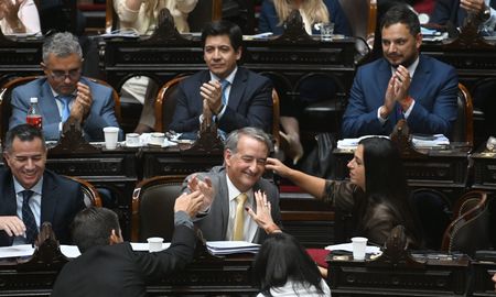 Durante la tarde noche del miércoles, la Cámara de Diputados de la Nación debatió y aprobó la reforma de la Ley de Glaciares. Durante la tarde noche del miércoles, la Cámara de Diputados de la Nación debatió y aprobó la reforma de la Ley de Glaciares.