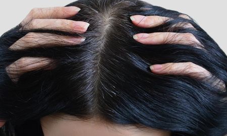 El truco casero para disimular las canas en cinco minutos sin tintura. El truco casero para disimular las canas en cinco minutos sin tintura.