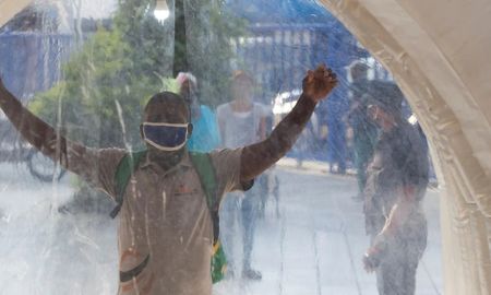 Una persona cruza un túnel para su desinfección debido a la crisis del coronavirus, al ingresar a un mercado en Santo Domingo, República Dominicana. (EFE/ Orlando Barría) Una persona cruza un túnel para su desinfección debido a la crisis del coronavirus, al ingresar a un mercado en Santo Domingo, República Dominicana. (EFE/ Orlando Barría)