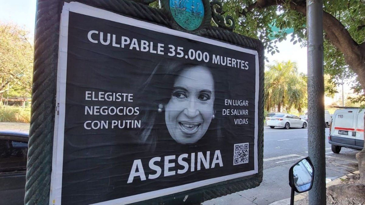 Los afiches de CFK que la acusan de asesina. Elegiste negocios con Putin
