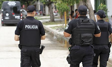 Por primera vez, habrá un chaleco antibalas para cada policía de Santa Fe. Serán de fabricación militar. Por primera vez, habrá un chaleco antibalas para cada policía de Santa Fe. Serán de fabricación militar.