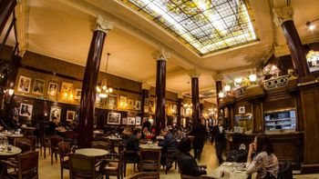 Cuánto sale un chocolate caliente con 3 churros en El Tortoni en mayo 2025.