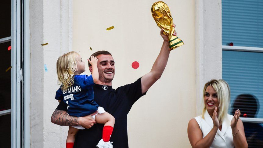 Antoine Griezmann, campeón del mundo en el Mundial 2018 y subcampeón en 2022, anunció su retiro de la selección de Francia. Antoine Griezmann, campeón del mundo en el Mundial 2018 y subcampeón en 2022, anunció su retiro de la selección de Francia.