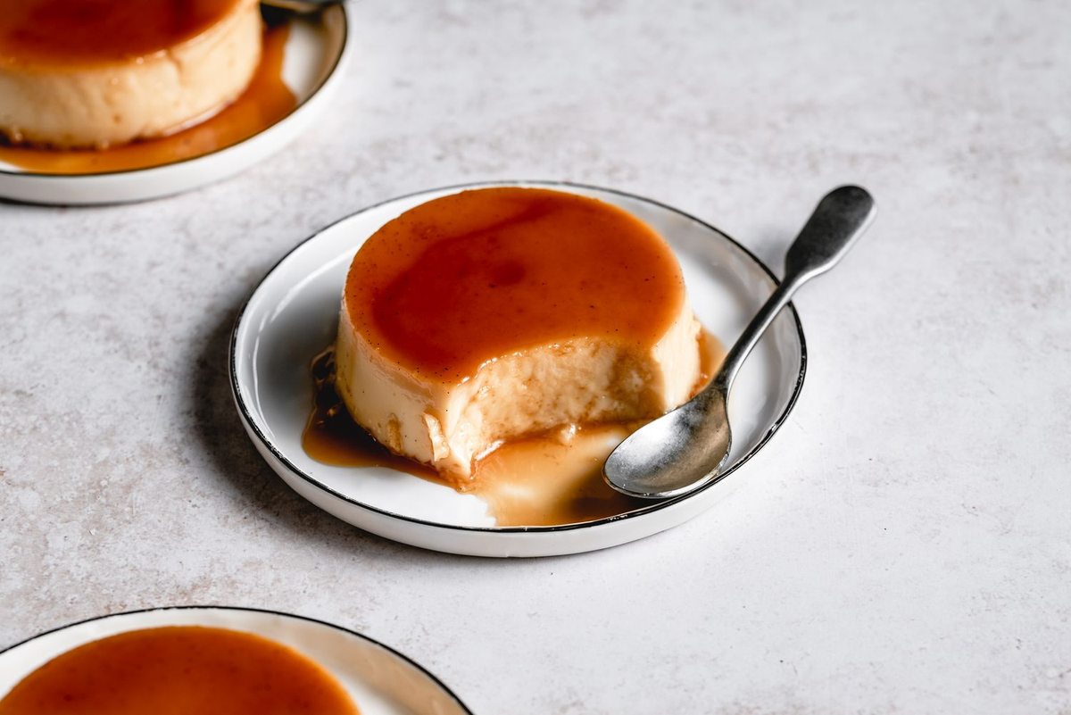 El flan es un postre clásico y su receta es muy sencilla. El flan es un postre clásico y su receta es muy sencilla.