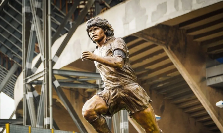 Sacaron la estatua de Diego Armando Maradona en el estadio de Napoli por una extraña razón Sacaron la estatua de Diego Armando Maradona en el estadio de Napoli por una extraña razón