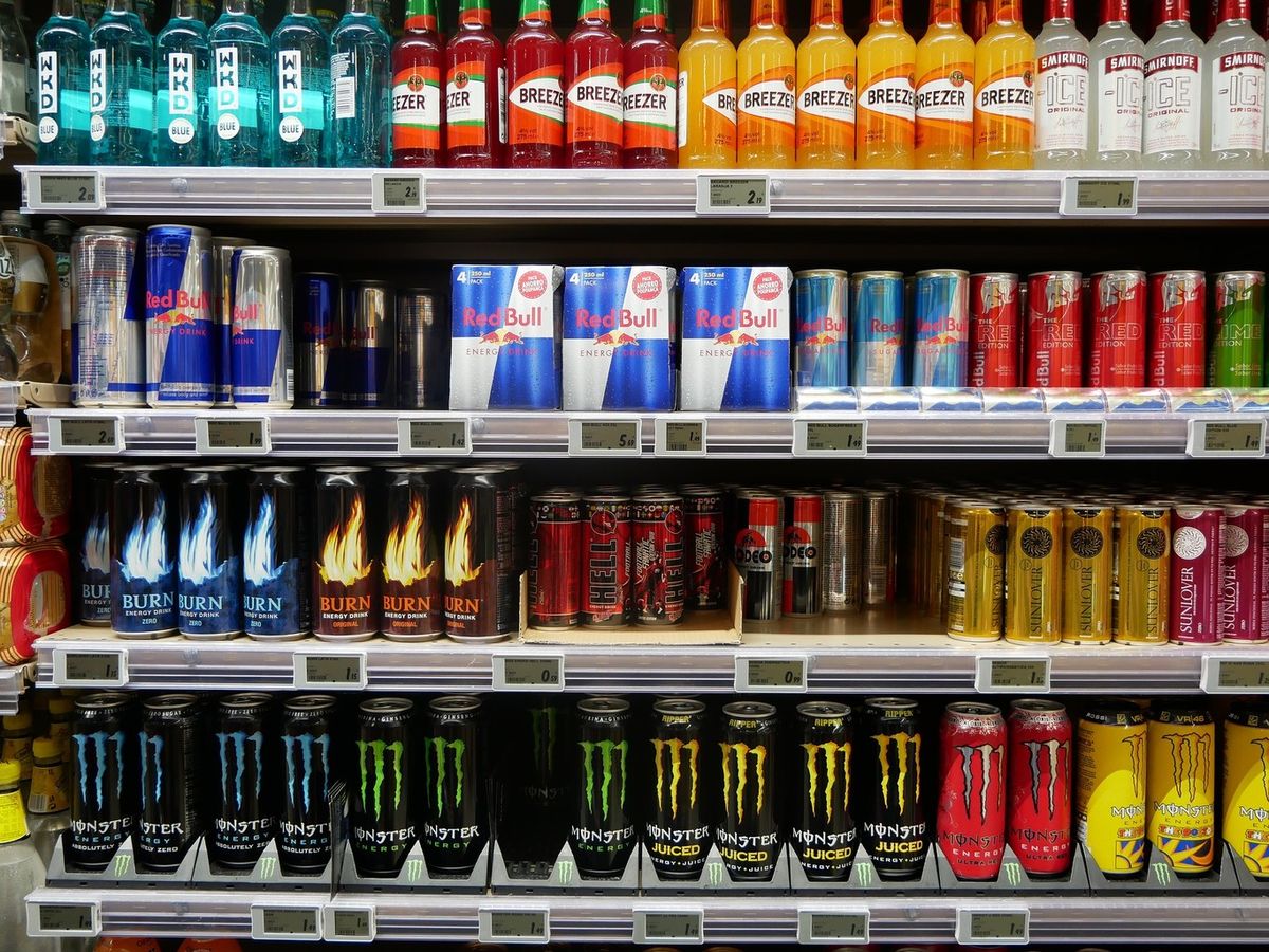 La iniciativa apunta a regular el acceso de niños, niñas y adolescentes a productos que contienen altos niveles de cafeína y otros compuestos estimulantes asociados a potenciales riesgos para la salud. La iniciativa apunta a regular el acceso de niños, niñas y adolescentes a productos que contienen altos niveles de cafeína y otros compuestos estimulantes asociados a potenciales riesgos para la salud.