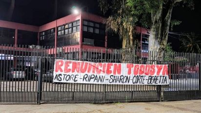 El estadio de Newell's apareció con pasacalles y mensajes contundentes contra la dirigencia: 