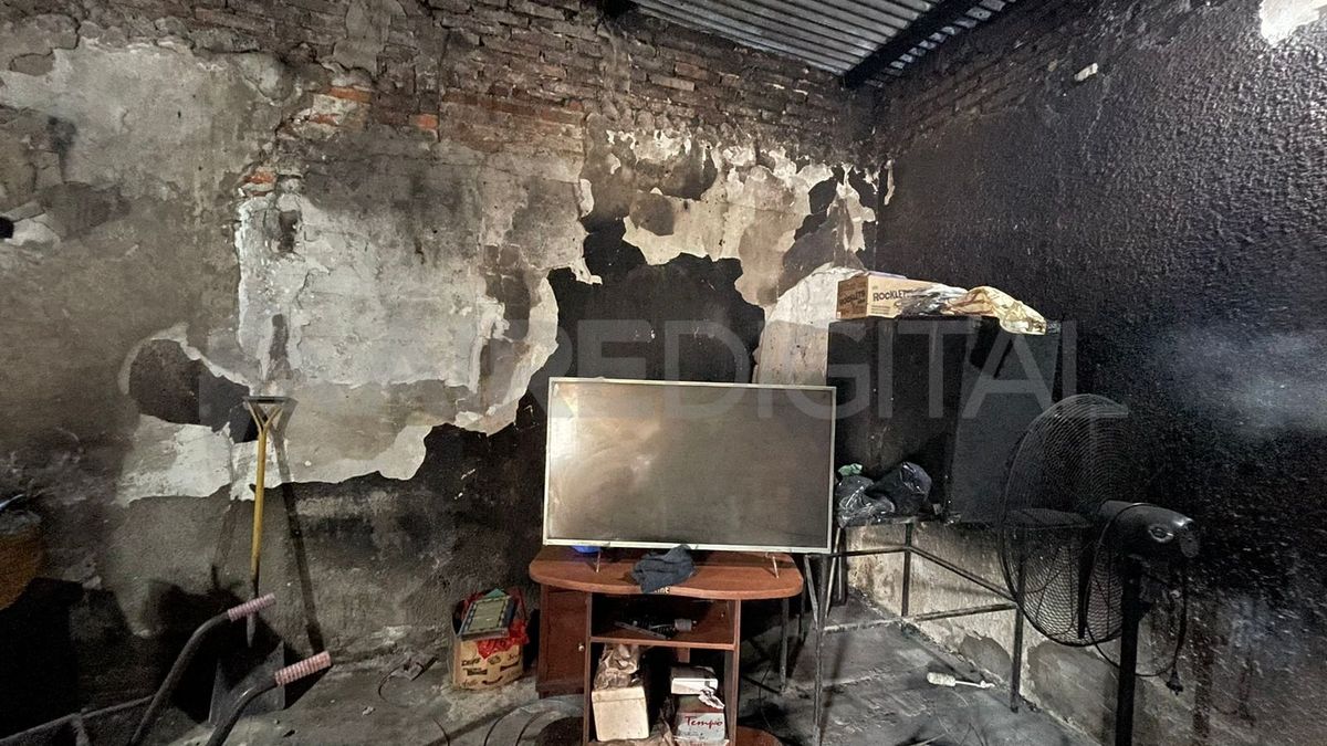 El incendio avanzó en pocos minutos en el interior de la vivienda. El incendio avanzó en pocos minutos en el interior de la vivienda.