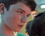 Adolescencia es una miniserie de Netflix creada por Jack Thorne y Stephen Graham que narra el caso de Jamie, un chico de 13 años que asesina a puñaladas a su compañera de clase, Katie. Adolescencia es una miniserie de Netflix creada por Jack Thorne y Stephen Graham que narra el caso de Jamie, un chico de 13 años que asesina a puñaladas a su compañera de clase, Katie.