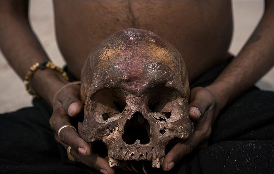 La macabra vida de los Aghori, la secta caníbal que toma sangre de cráneos y baila entre cadáveres