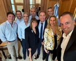 La secretaria general de la Presidencia, Karina Milei, convocó a una reunión de la mesa política de La Libertad Avanza para el próximo martes, en el primer encuentro del órgano tras la renuncia de Manuel Adorni y que marcará el debut de Diego Santilli en su nuevo rol como jefe de Gabinete. La secretaria general de la Presidencia, Karina Milei, convocó a una reunión de la mesa política de La Libertad Avanza para el próximo martes, en el primer encuentro del órgano tras la renuncia de Manuel Adorni y que marcará el debut de Diego Santilli en su nuevo rol como jefe de Gabinete.