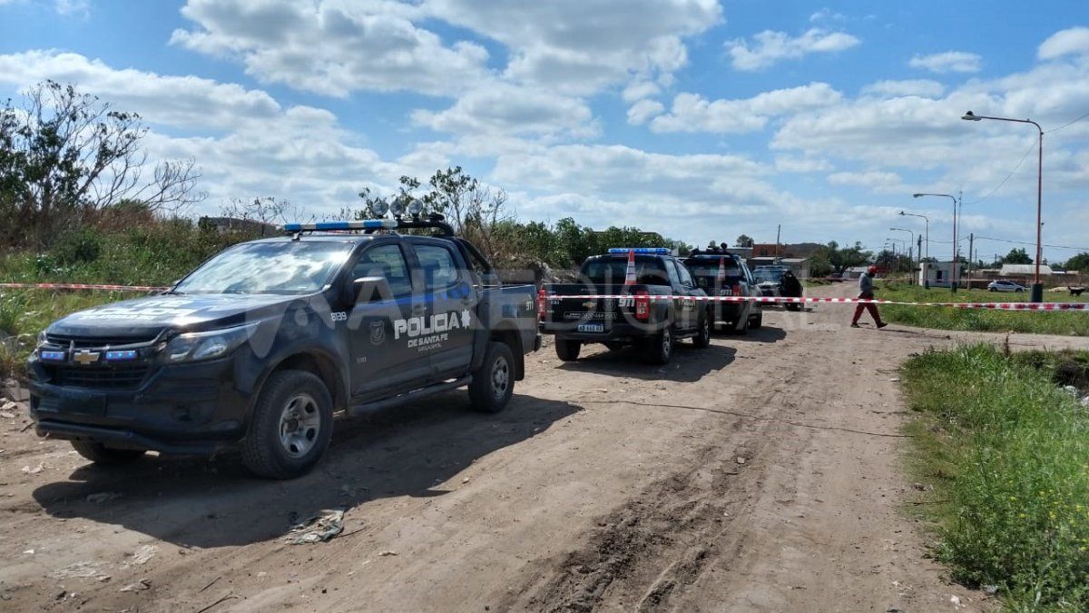 Personal policial custodia la escena del crimen y aguarda la llegada de peritos y la morguera.