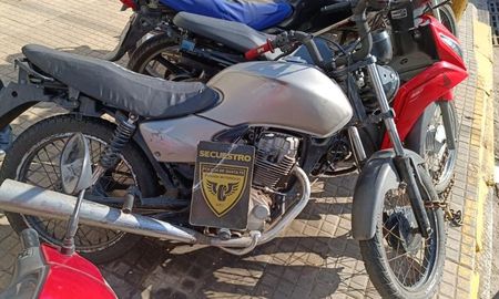A mi moto no se lleva nadie, advirtió el sujeto y sacó un encendedor de su bolsillo. A mi moto no se lleva nadie, advirtió el sujeto y sacó un encendedor de su bolsillo.
