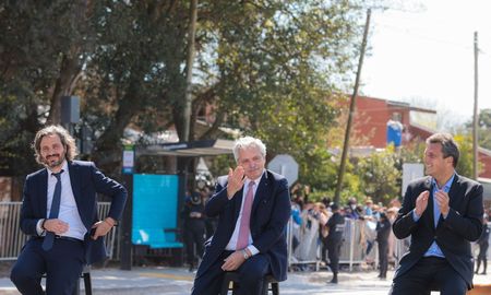 El martes Alberto Fernández se mostró junto a Santiago Cafiero, uno de sus funcionarios más cuestionados. Y este miércoles hizo lo propio con Martín Guzmán. El martes Alberto Fernández se mostró junto a Santiago Cafiero, uno de sus funcionarios más cuestionados. Y este miércoles hizo lo propio con Martín Guzmán.