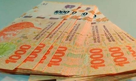 Los coleccionistas pagan una sustancial cantidad de dinero por billetes extraños. Los coleccionistas pagan una sustancial cantidad de dinero por billetes extraños.