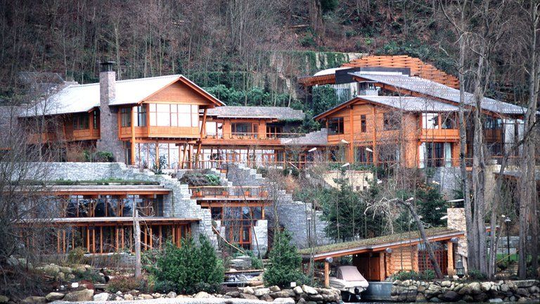 La impresionante mansión de Bill Gates sobre el lago.