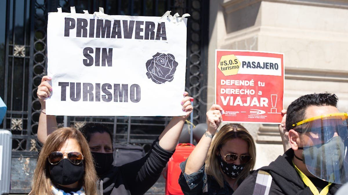 Los trabajadores de turismo se dirigieron hacia la plaza 25 de Mayo.&nbsp;