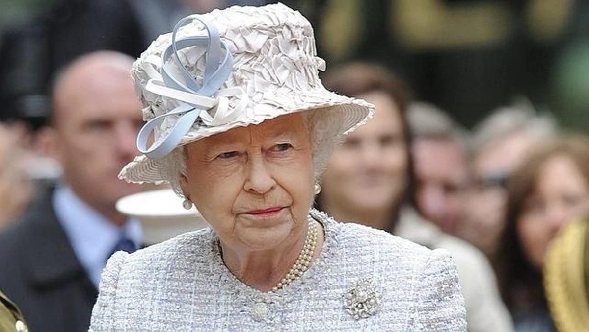La Reina Isabel II&nbsp;fue vista caminar ayudada por un bast&oacute;n.