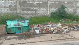 altText(Basura, agua estancada y un auto abandonado: el reclamo de vecinos en Fonavi San Jerónimo)}