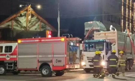 Horror en Bariloche: dormía en un contenedor y murió aplastado por la compactadora un camión recolector Horror en Bariloche: dormía en un contenedor y murió aplastado por la compactadora un camión recolector