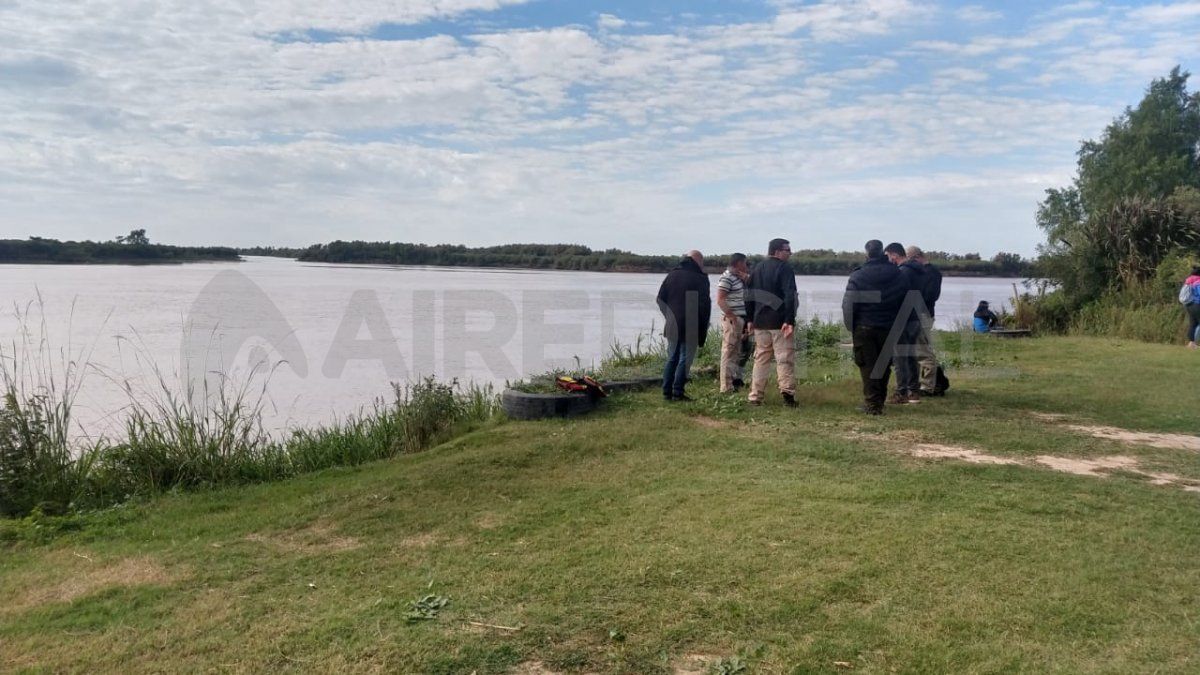 Personal de la Prefectura encabeza el operativo que acompañan compañeros policías del hombre desaparecido de la superficie del río Coronda