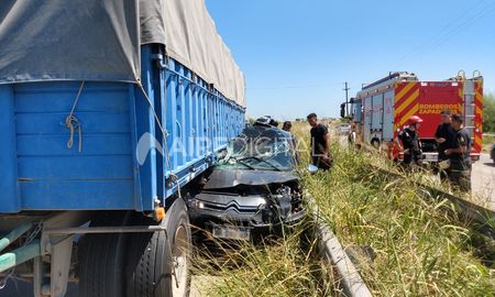 las fotos del impactante choque que dejo atrapado a un auto entre un camion y el guardarrail las fotos del impactante choque que dejo atrapado a un auto entre un camion y el guardarrail