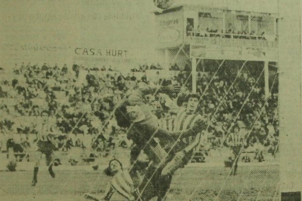 Trossero marca ante Central en el Brigadier López, el 7 de agosto de 1976 por la 11° fecha del Metropolitano. Foto: Archivos Ultra Unión.