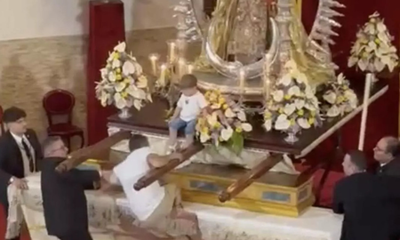 Un hombre dejó a su hijo en el altar de la Virgen como sacrificio Un hombre dejó a su hijo en el altar de la Virgen como sacrificio