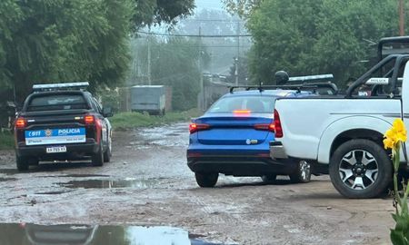 Personal policial y de investigaciones realizó tres allanamientos este martes en barrio Loyola. Personal policial y de investigaciones realizó tres allanamientos este martes en barrio Loyola.