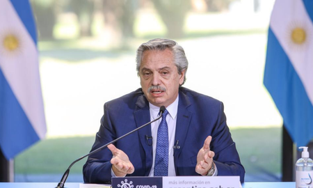Tras anunciar el viernes la extensión del aislamiento social, preventivo y obligatorio hasta el domingo 30 de este mes en todo el país con distintas fases, Fernández y el jefe de Gabinete, Santiago Cafiero, brindaron diferentes entrevistas radiales en las cuales fustigaron las posturas del macrismo. Tras anunciar el viernes la extensión del aislamiento social, preventivo y obligatorio hasta el domingo 30 de este mes en todo el país con distintas fases, Fernández y el jefe de Gabinete, Santiago Cafiero, brindaron diferentes entrevistas radiales en las cuales fustigaron las posturas del macrismo.