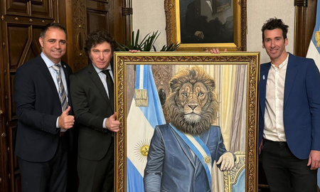 El presidente representado con cabeza de león y banda presidencial, un regalo del intendente de Gualeguaychú, Mauricio Davico, y el artista Yari Casanova. El presidente representado con cabeza de león y banda presidencial, un regalo del intendente de Gualeguaychú, Mauricio Davico, y el artista Yari Casanova.