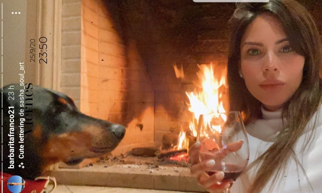 Barby Franco "llegó a un acuerdo" con su perra para que la dejara dormir en los brazos de su novio.