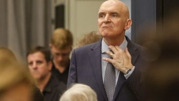 José Luis Espert habría tirado su celular por la medianera antes del allanamiento