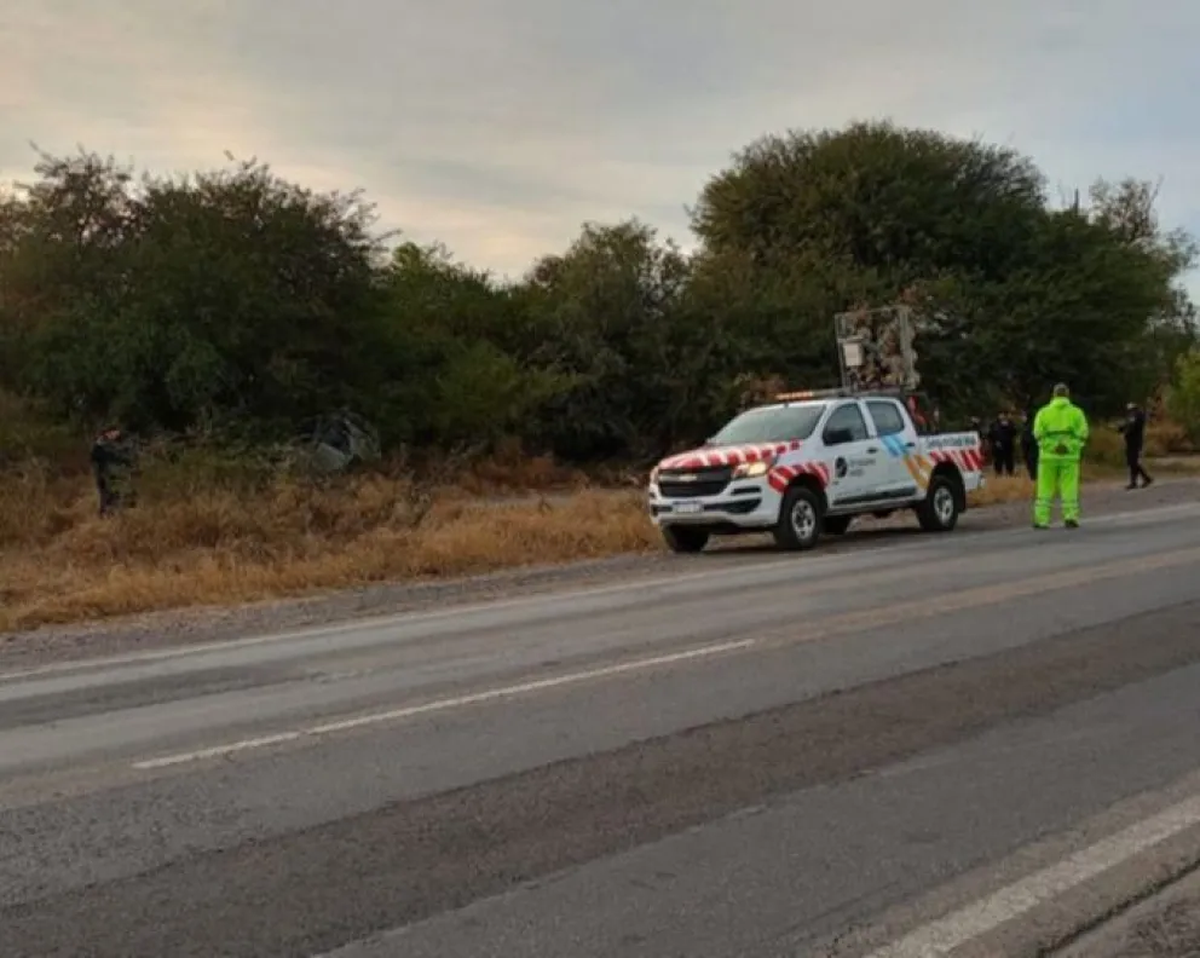 Dos maestras hicieron dedo en la ruta, el auto que las llevaba chocó contra caballos y una de ellas murió. Dos maestras hicieron dedo en la ruta, el auto que las llevaba chocó contra caballos y una de ellas murió. 