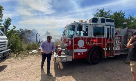 Bomberos Zapadores de Santo Tomé, e integrantes de la Unidad Forestal y de la Municipalidad de Sauce Viejo trabajaron coordinadamente. Bomberos Zapadores de Santo Tomé, e integrantes de la Unidad Forestal y de la Municipalidad de Sauce Viejo trabajaron coordinadamente.