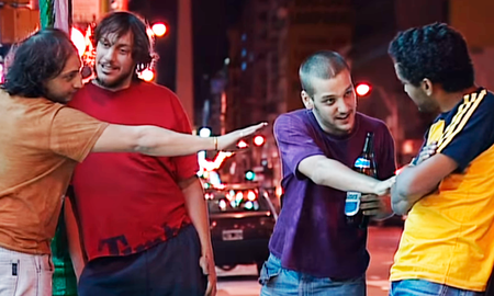 Okupas envejeció de una forma admirable y 20 años después de su estreno la plataforma Netflix la devolvió a la vida con un HD impecable y nueva banda sonora. Okupas envejeció de una forma admirable y 20 años después de su estreno la plataforma Netflix la devolvió a la vida con un HD impecable y nueva banda sonora.