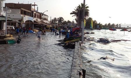 Las olas inundaron las costas peruanas. Las olas inundaron las costas peruanas.