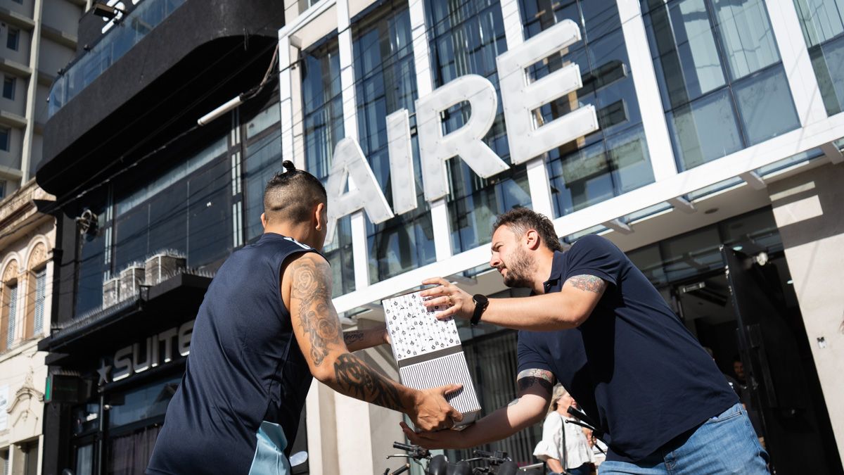 Coty Hern&aacute;ndez lleg&oacute; a los estudios de Aire con 20 cajas navide&ntilde;as que ser&aacute;n destinadas a las familias del Movimiento Los Sin Techo.