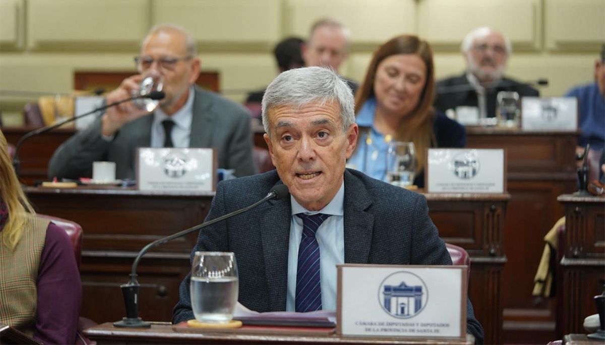 El diputado del bloque Hacemos Santa Fe, Walter Agosto, aclaró que se trata de un proyecto “adecuado porque tiene un plazo de devolución de 20 años con 5 años de gracia y la tasa de interés sería del 6,5% o 7%, lo que es razonable”. El diputado del bloque Hacemos Santa Fe, Walter Agosto, aclaró que se trata de un proyecto “adecuado porque tiene un plazo de devolución de 20 años con 5 años de gracia y la tasa de interés sería del 6,5% o 7%, lo que es razonable”.