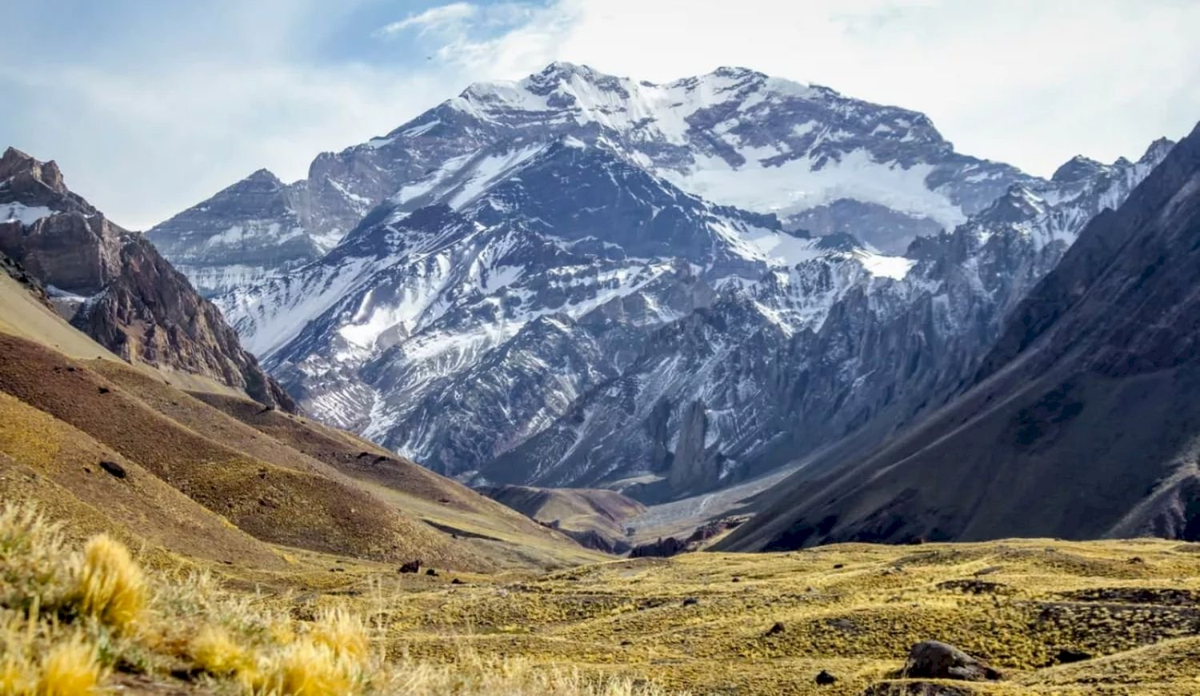 Mendoza es sinónimo de Cerro Aconcagua y una vista imperdible es la que obtenemos desde el mirador Aconcagua. Yendo hacia el Cristo, generalmente los tours hacen una parada allí.