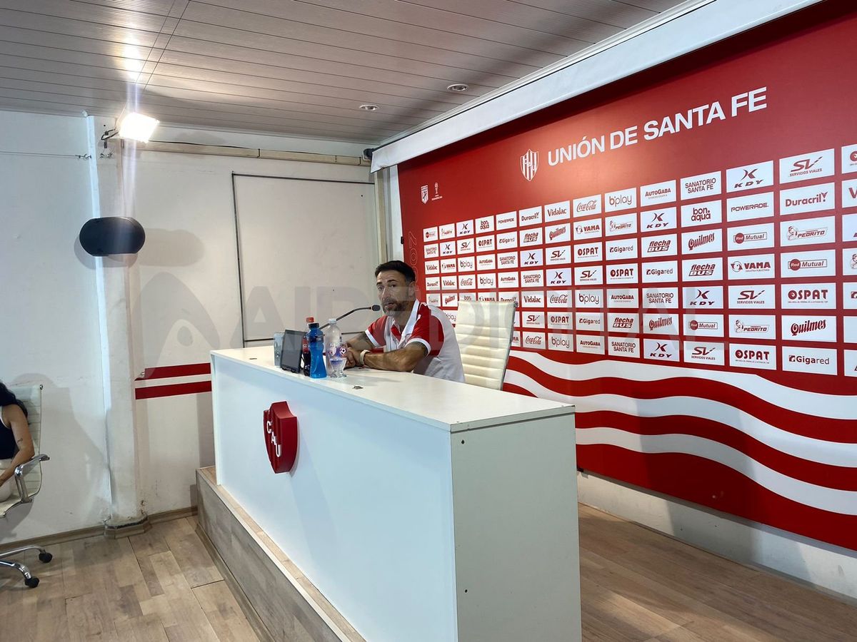 El Kily en conferencia de prensa luego de la victoria ante Boca. El Kily en conferencia de prensa luego de la victoria ante Boca.