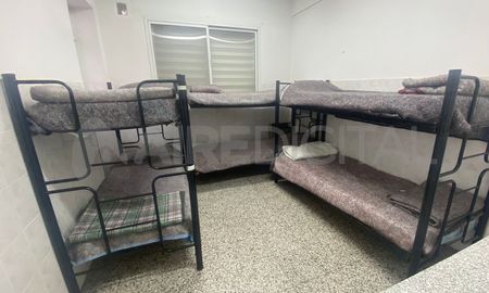 El refugio ubicado en el norte de la ciudad ofrece alojamiento para 34 personas. El refugio ubicado en el norte de la ciudad ofrece alojamiento para 34 personas.