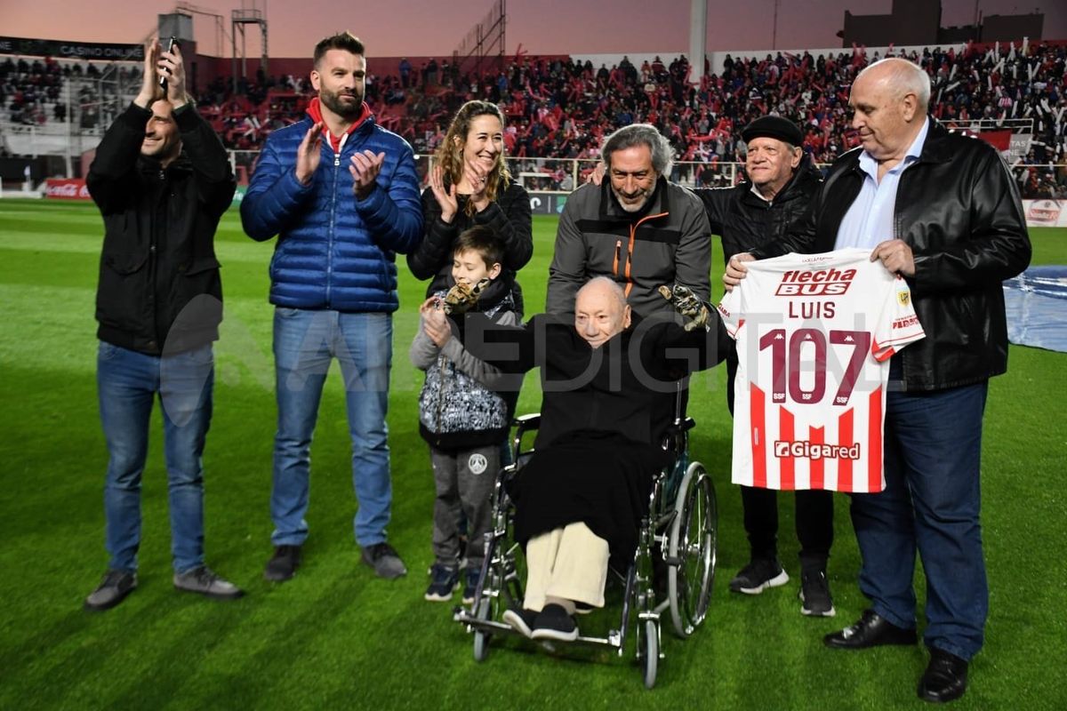 Sus hijos, nietos y bisnietos lo acompañaron al estadio del Club Unión para recibir los aplausos y el reconocimiento por ser el socio honorario más longevo.
