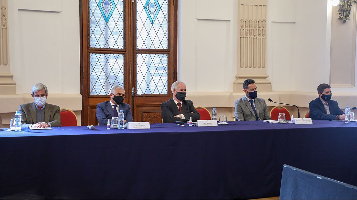 El gobernador Omar Perotti y el presidente de la Corte Suprema de Justicia de Santa Fe, Roberto Falistocco, firmaron este martes distintos convenios de cooperación en el marco del Programa Santa Fe + Justicia.