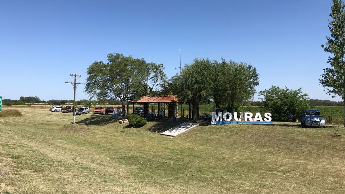 En el kilómetro 103,5 de la ruta 205, cerca del cruce con la 41 –el lugar donde Mouras perdiera la vida–, se construyó un monolito para perpetuar su memoria, que es visitado no solo por los hinchas de Chevrolet, sino por todos los amantes del automovilismo.